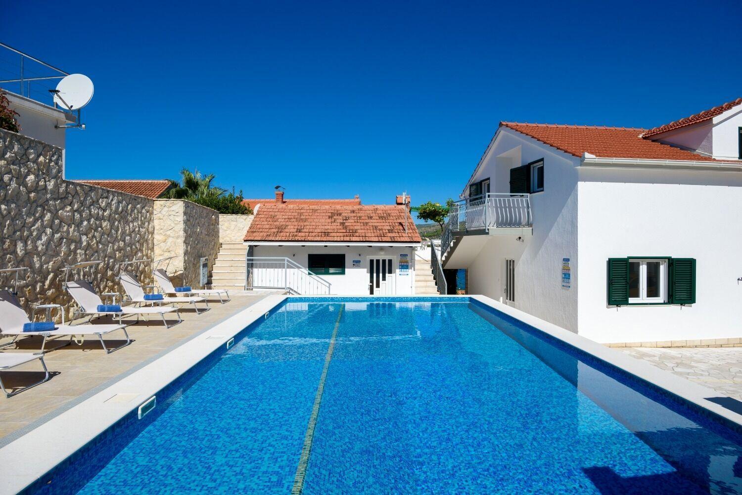 Apartments Bisernica-With Pool Ražanj Exteriör bild